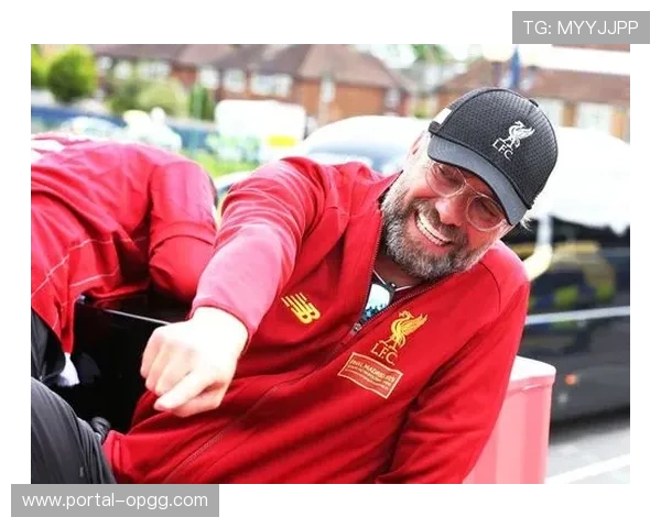 欧冠主题球迷文化活动在欧洲多国同步举行,足球文化氛围浓厚